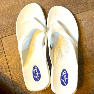 Women’s Aspire by Okabashi White Flip Flops. Worn once but like new. Size M/L